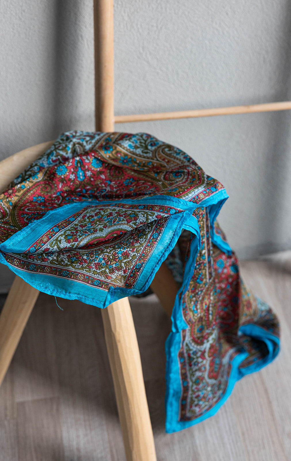 Scarf - 100% Silk - 92x92cm- Paisley Filigree Mint &amp; Turquoise