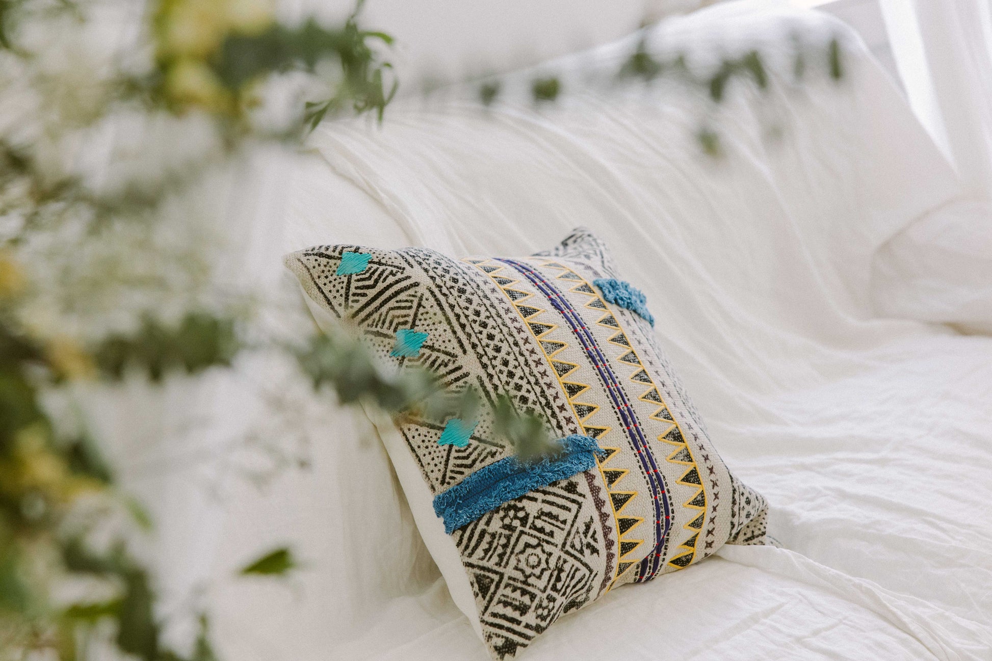 Husă de pernă decorativă - Țesută manual - 100% Bumbac - Model Tribal cu Ciucuri Boho (2)