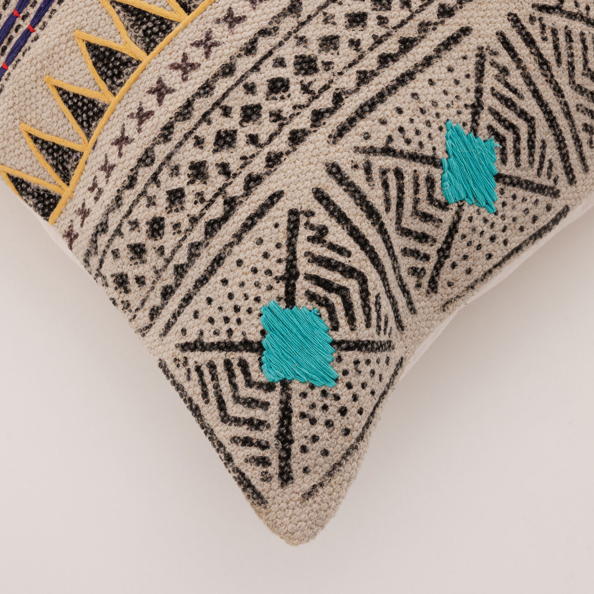 Husă de pernă decorativă - Țesută manual - 100% Bumbac - Model Tribal cu Ciucuri Boho (3)
