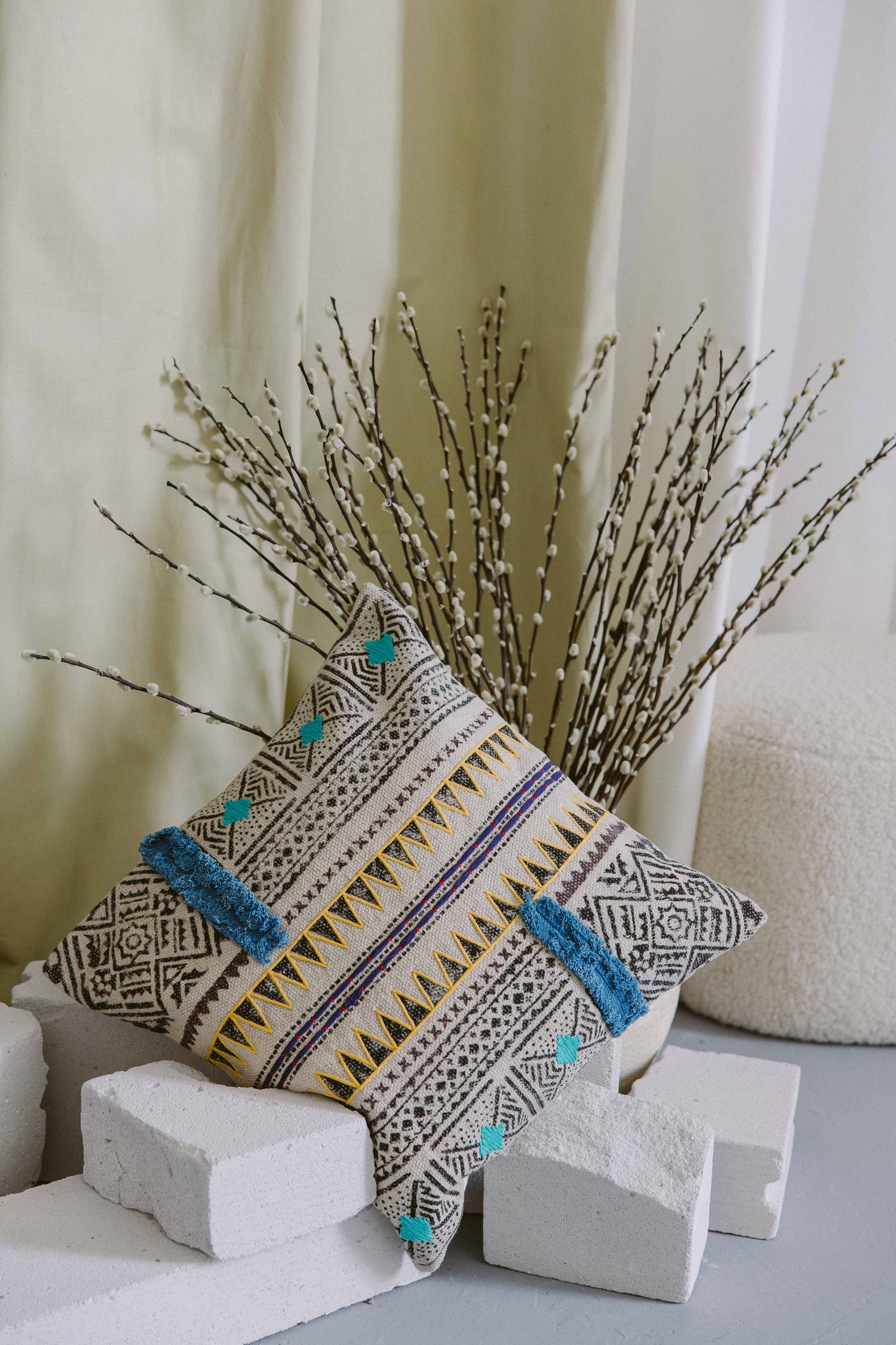 Husă de pernă decorativă - Țesută manual - 100% Bumbac - Model Tribal cu Ciucuri Boho (4)